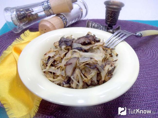 Готовые жареные грибы с капустой