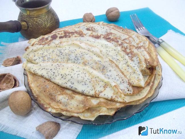 Готовые медовые блины с маком