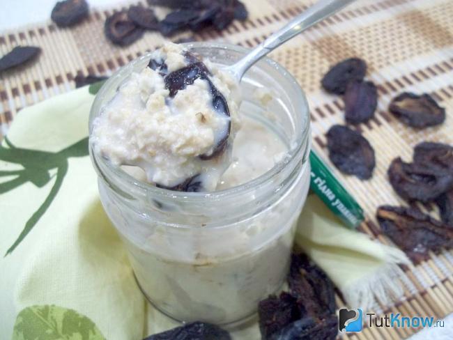 Готовая овсянка в банке с черносливом и медом