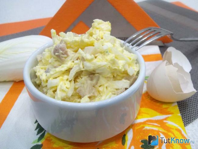 Готовый салат из пекинской капусты, грибов, яиц и плавленого сыра