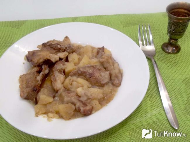 Готовые бараньи ребра тушеные с картошкой в духовке