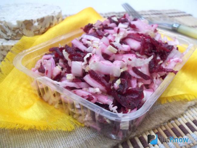 Готовый салат со свеклой и пекинской капустой