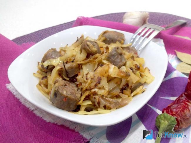 Готовая жареная капуста с домашними колбасками