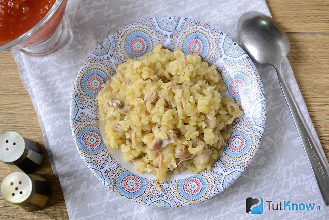 Булгур с тушенкой на сковороде