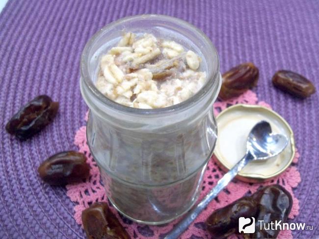 Готовая ленивая овсянка в банке с финиками