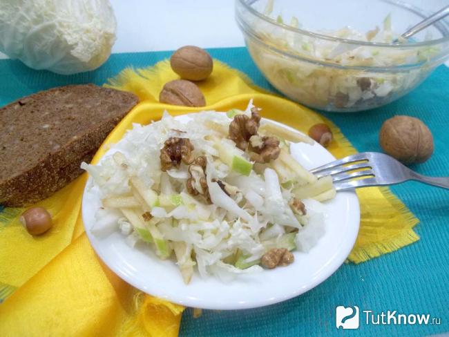 Готовый салат с пекинской капустой, яблоками и грецкими орехами