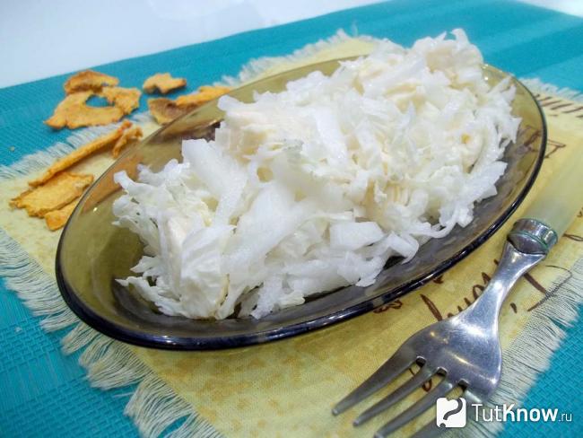 Готовый салат с пекинской капустой, редькой и сыром