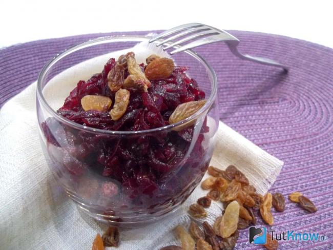 Готовый салат со свеклой, изюмом и оливковым маслом