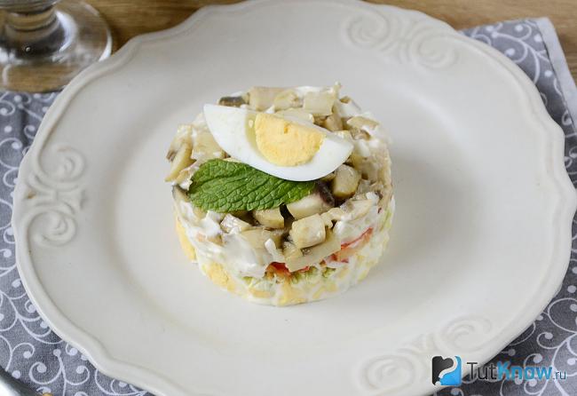 Салат с пекинской капустой и грибами