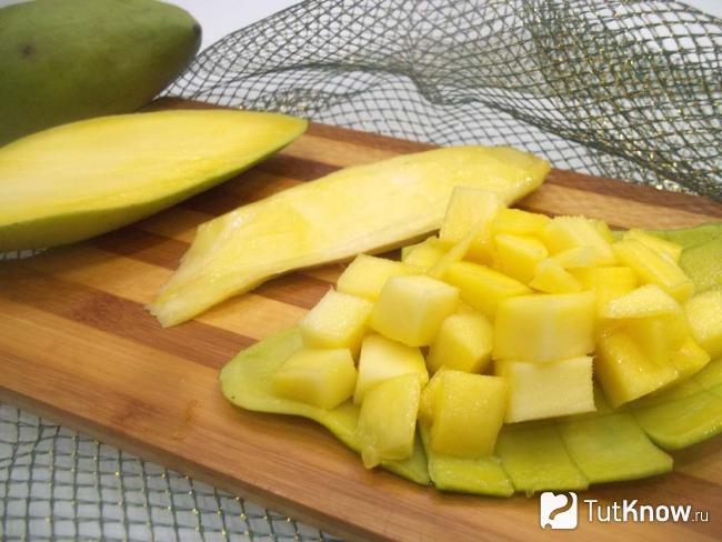 Готовое очищенное и нарезанное манго кубиками для салата
