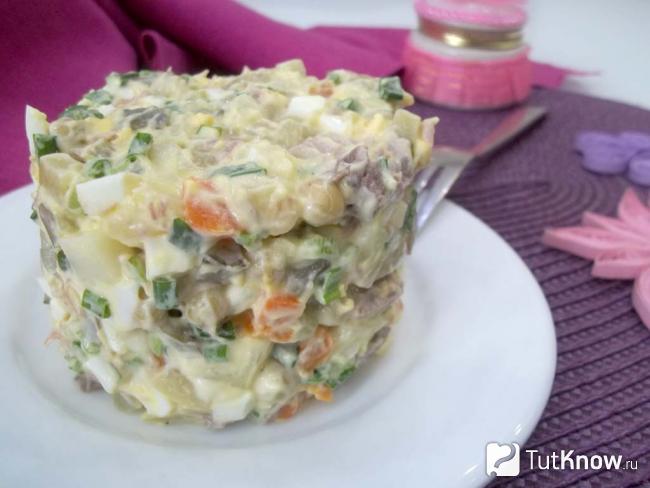 Готовый овощной салат с мясом и горошком