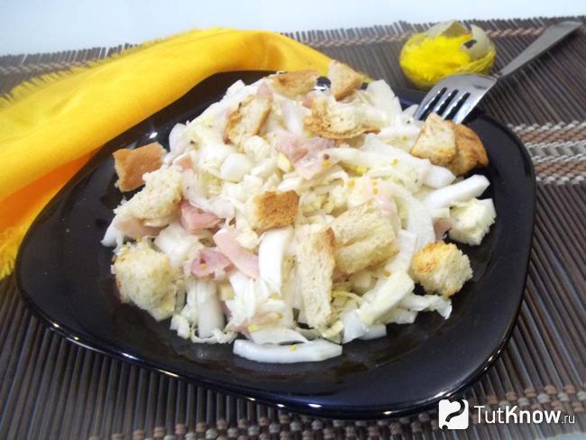 Готовый салат с пекинской капустой, копченой курицей и сухариками
