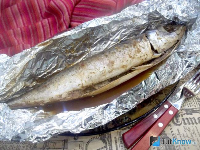 Готовая запеченная скумбрия в фольге в духовке