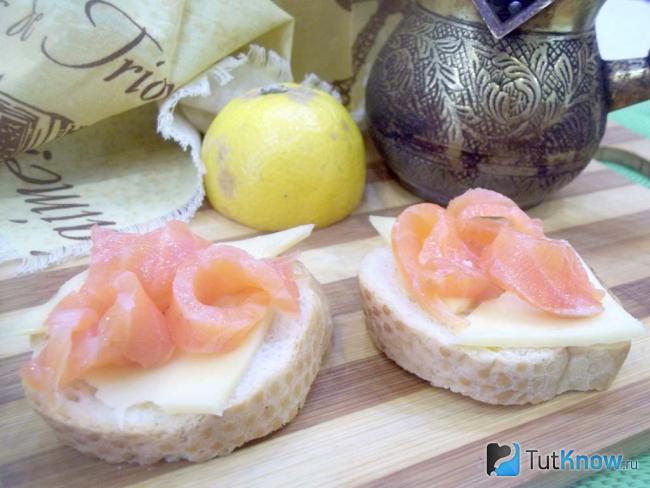 Готовые бутерброды с красной рыбой и сыром