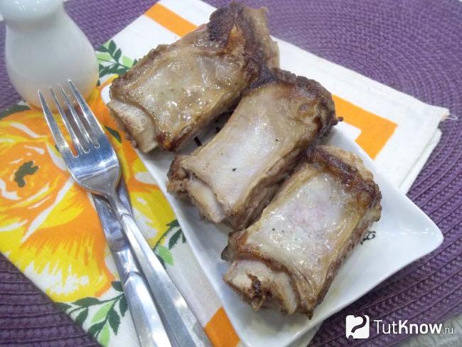 Готовые телячьи ребрышки жареные