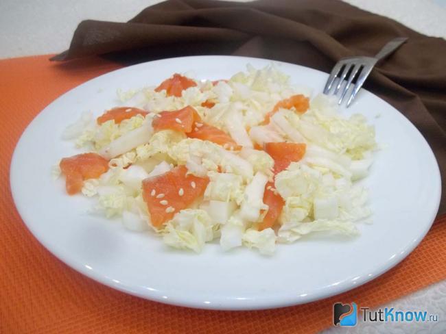 Готовый салат с пекинской капустой и красной рыбой