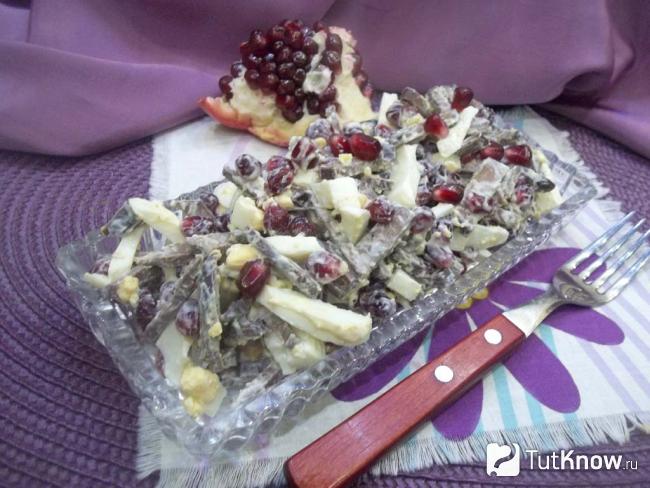 Готовый салат из печени, яиц и зерен граната