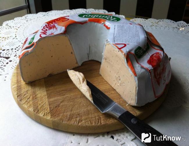 Сыр Рамболь с лососем на доске