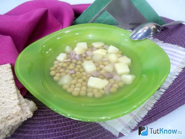 Готовый картофельный суп с консервированным зеленым горошком