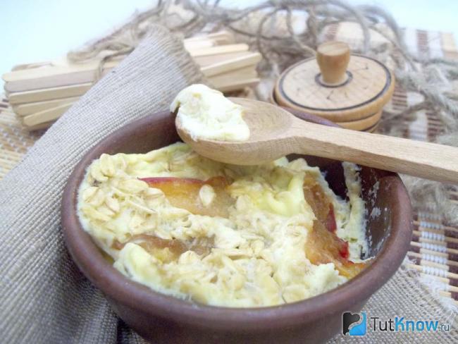 Готовый овсяный пудинг на молоке в микроволновке с яйцами и сливами