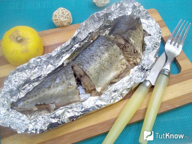 Готовая жареная скумбрия в фольге на сковороде