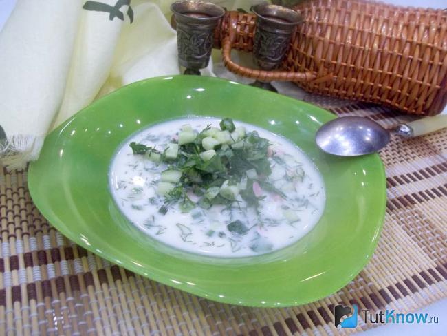 Готовая окрошка с колбасой и копченой курицей