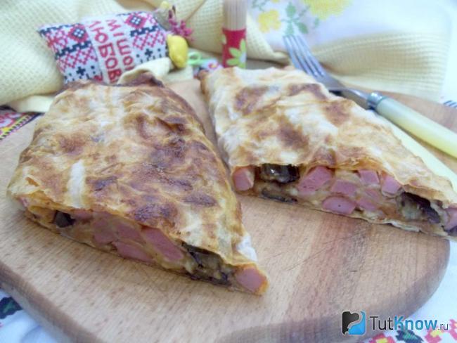 Готовый рулет из лаваша с колбасой и сыром в духовке