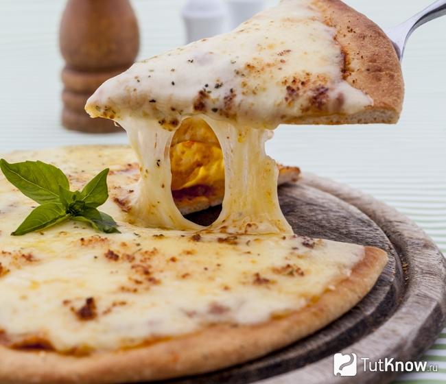 Пицца с копченым сыром