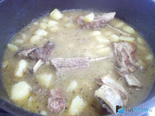 Готовый картофель с ребрами телятины