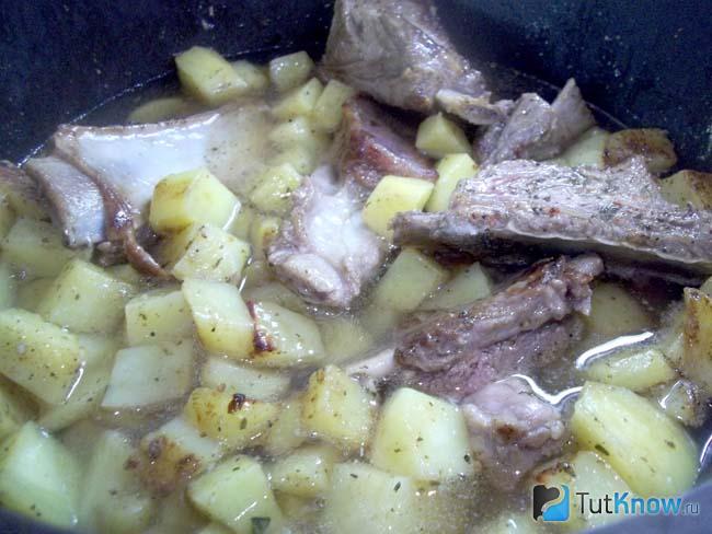 Мясо с картофелем залиты водой