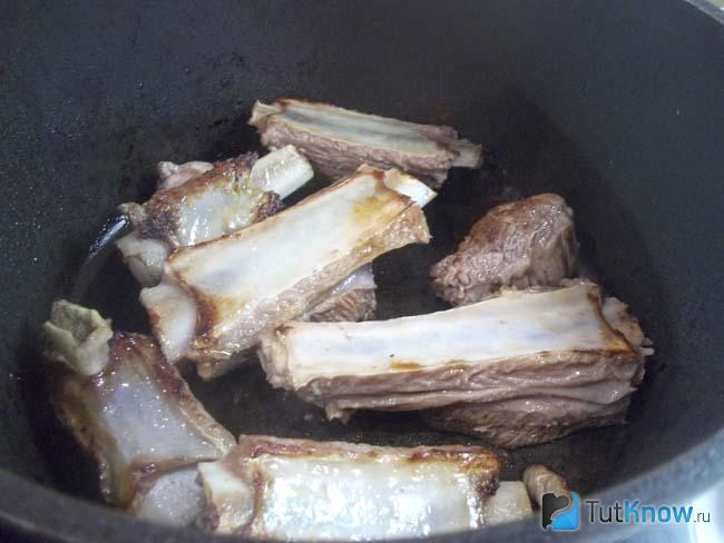 Мясо жарится в сковороде