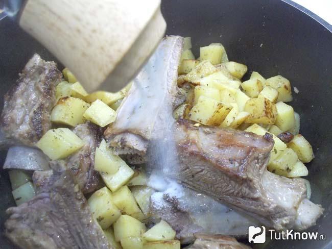 Мясо с картофелем приправлены солью с перцем