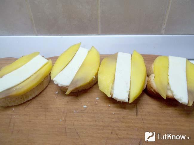 Готовый тост с манго и сыром