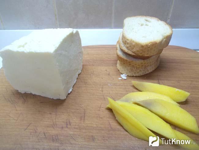 Манго нарезано дольками