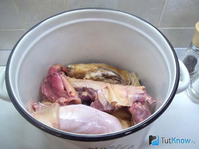 Копыто и курица сложены в кастрюлю