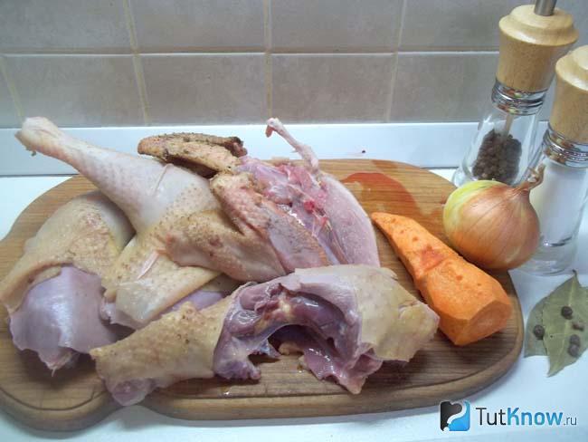 Курица нарезана кусками