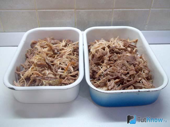 Мясо разложено по пиалам