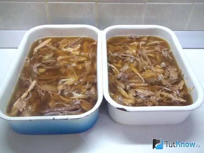 Мясо залито бульоном