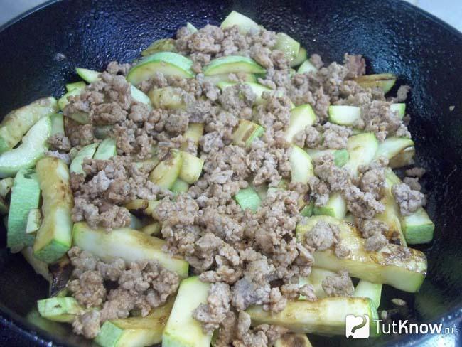Фарш соединен с кабачками