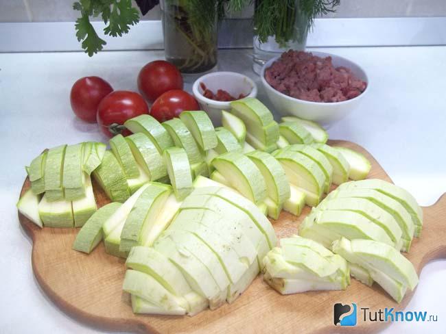 Кабачки нарезаны соломкой