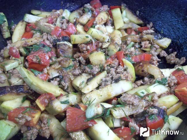 Готовые жареные кабачки с мясным фаршем и помидорами