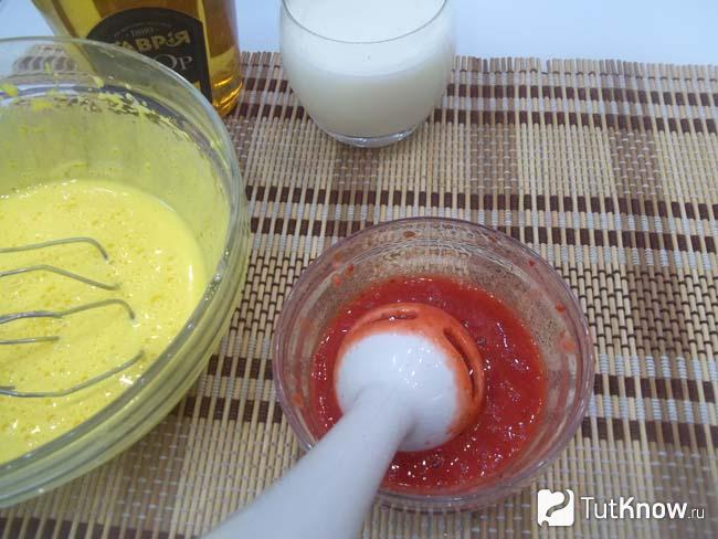 Клубника измельчена блендером
