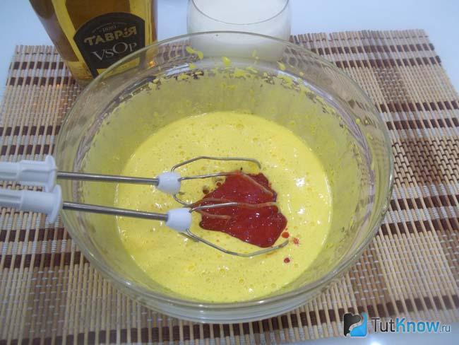 Клубничное пюре добавлено в яичную массу