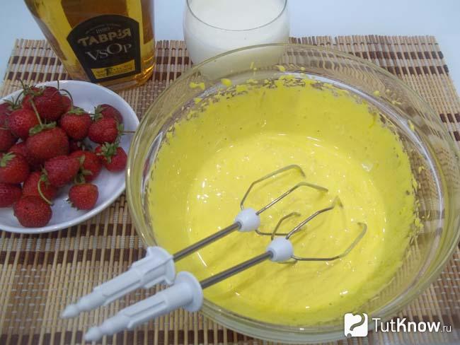 Желтки взбиты миксером с сахаром