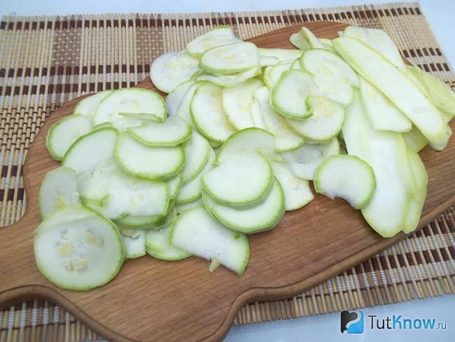 Кабачки нарезаны кольцами