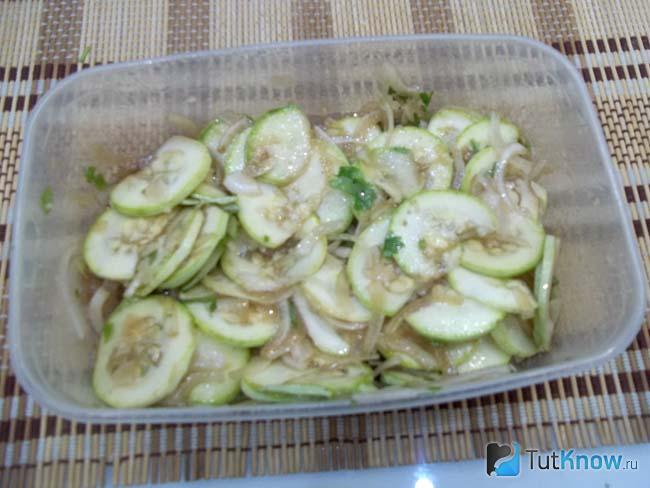 Готовые маринованные сырые кабачки с луком