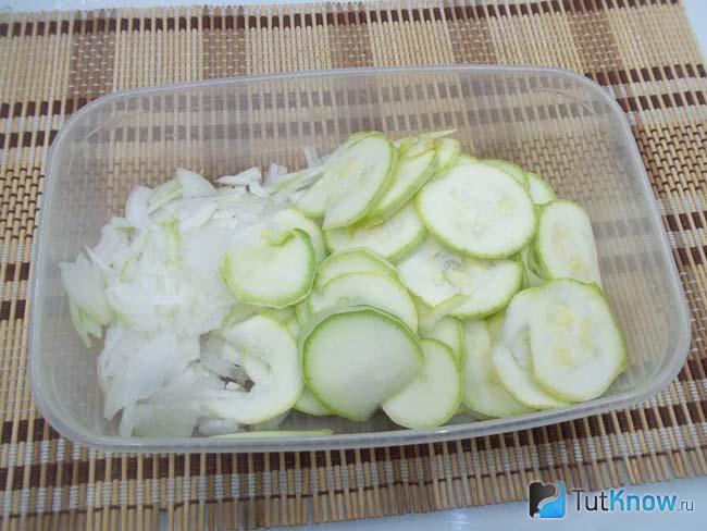 Репчатый лук соединен с кабачками