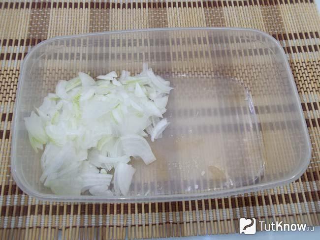 Репчатый лук нашинкован полукольцами