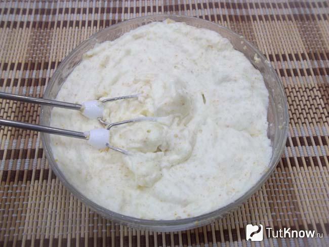 Белки перемешаны с арахисовой крошкой