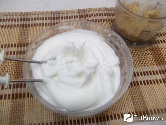 Белки с сахаром взбиты в пену